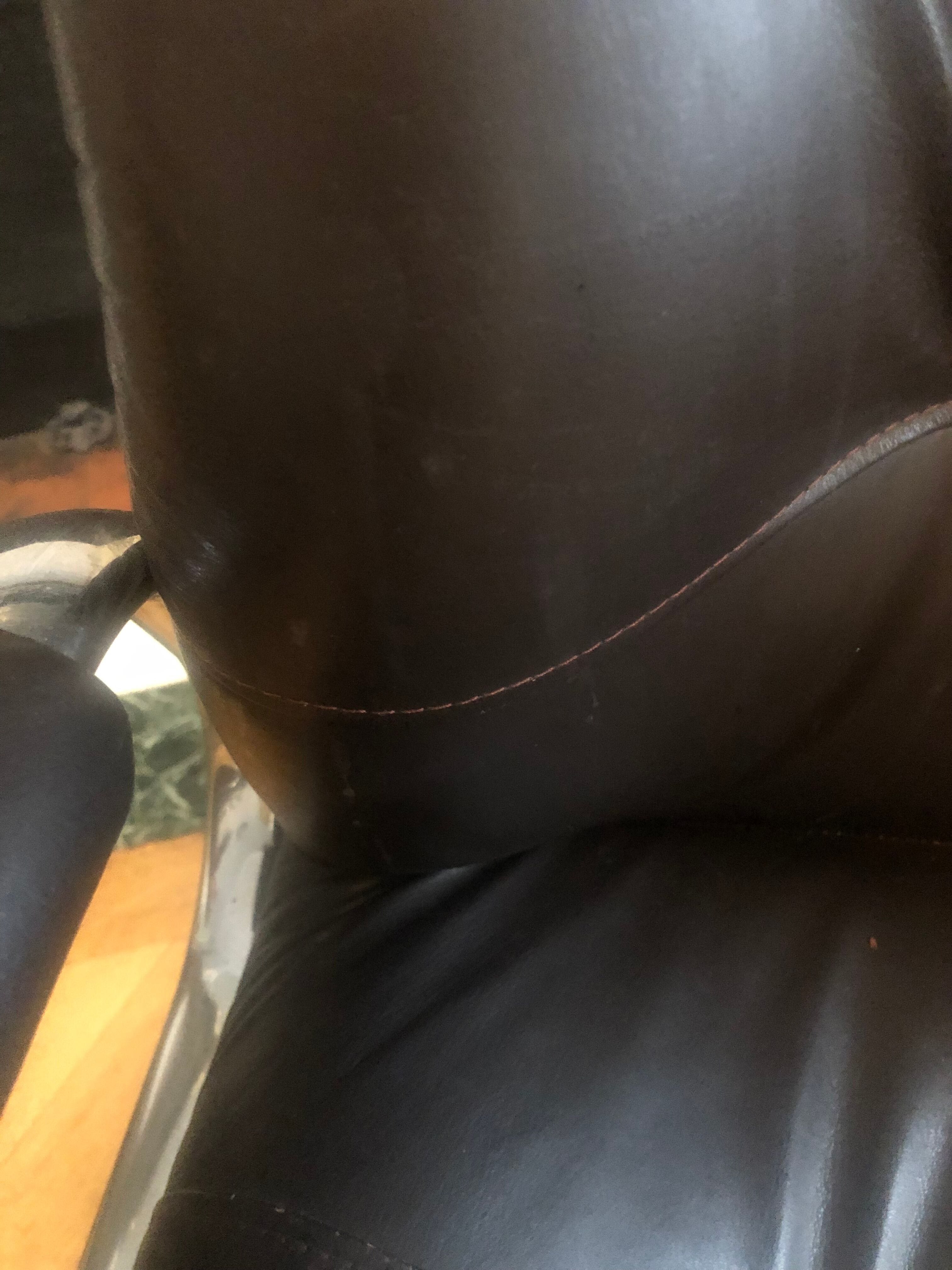 Paire de fauteuils en cuir style années 70