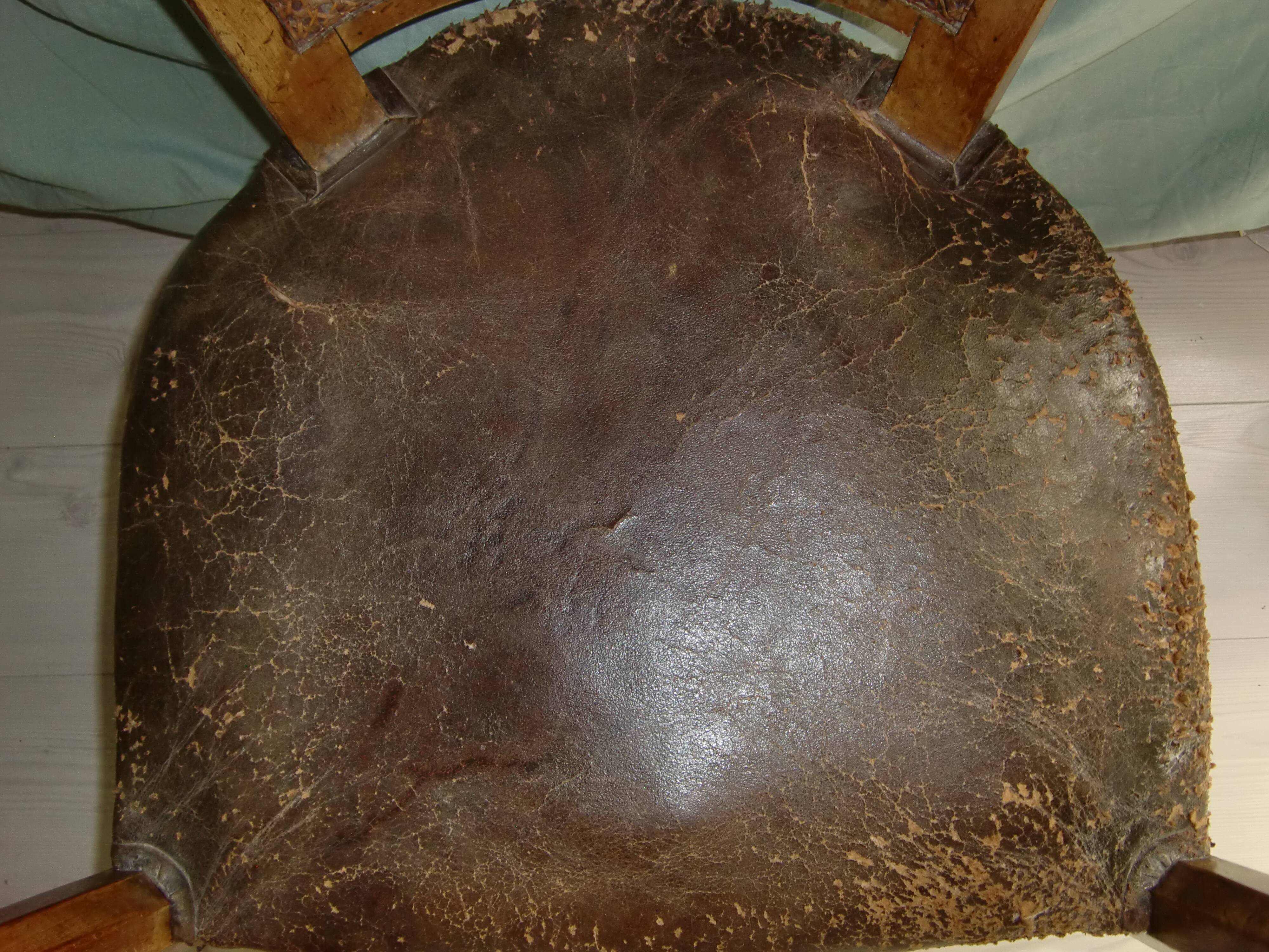 Fauteuil cabriolet très ancien & assise en cuir
