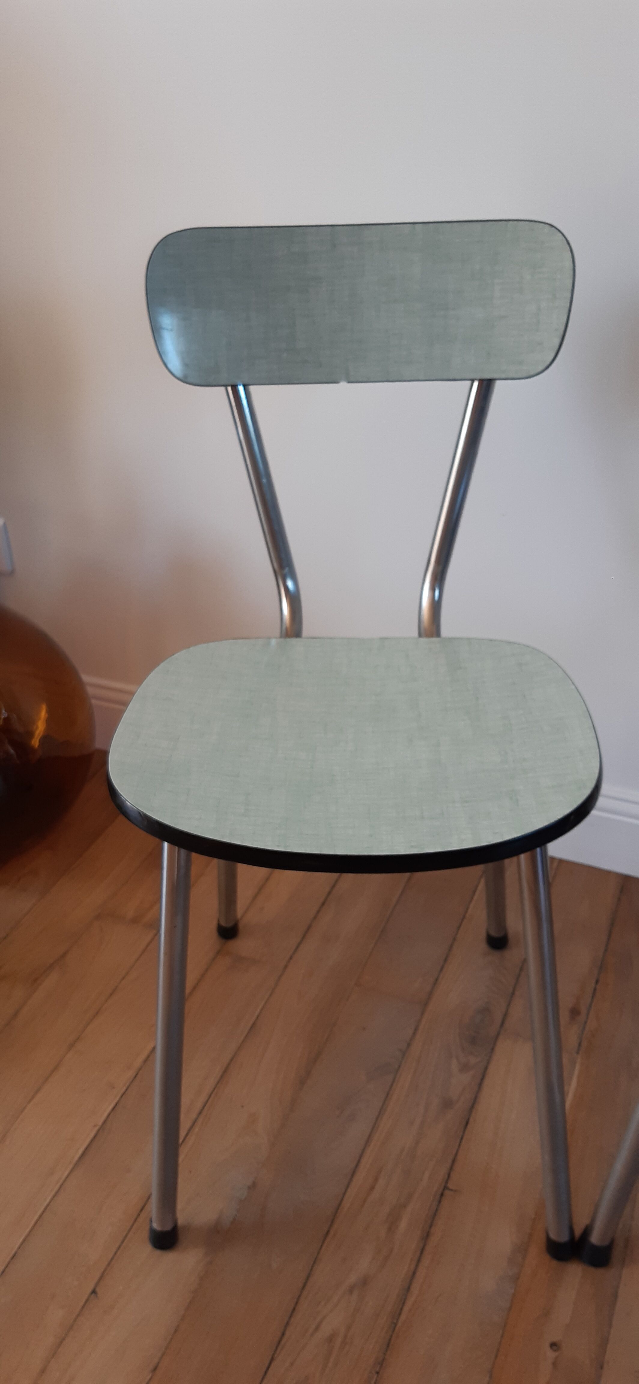 Duo de chaises en formica vert pastel années 70