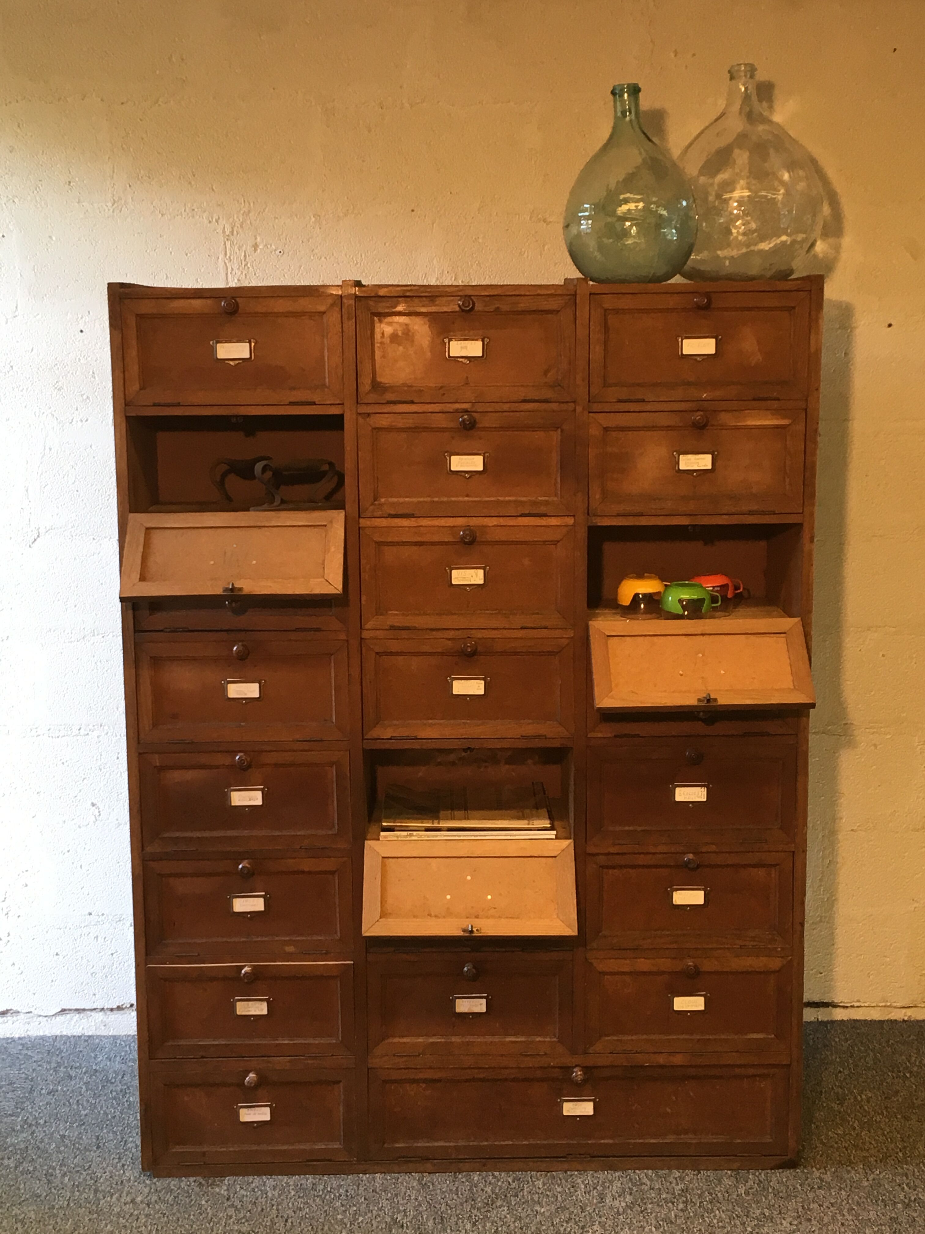 Meuble de métier ancien en bois à clapets