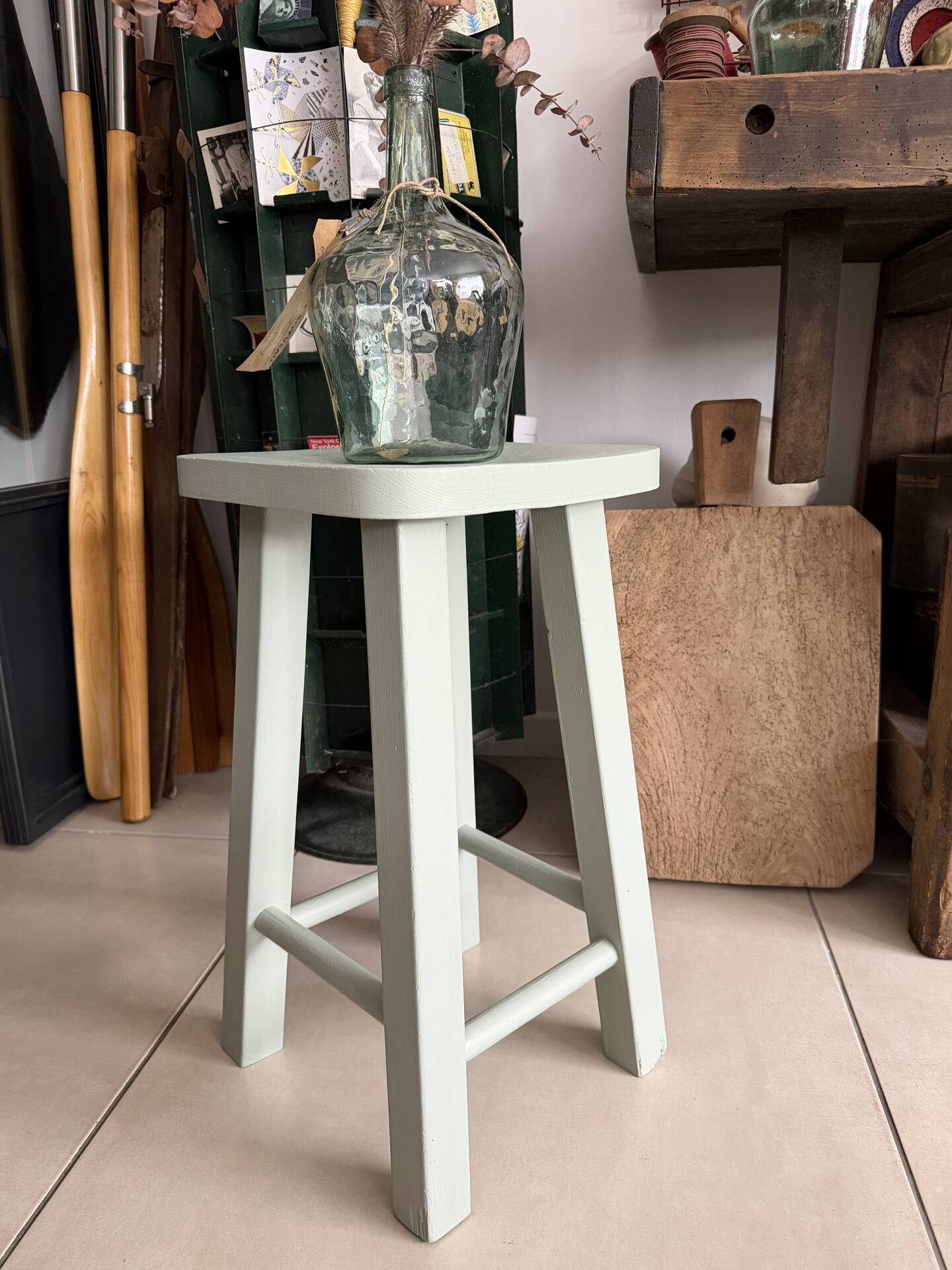 Tabouret bois massif vert amande 