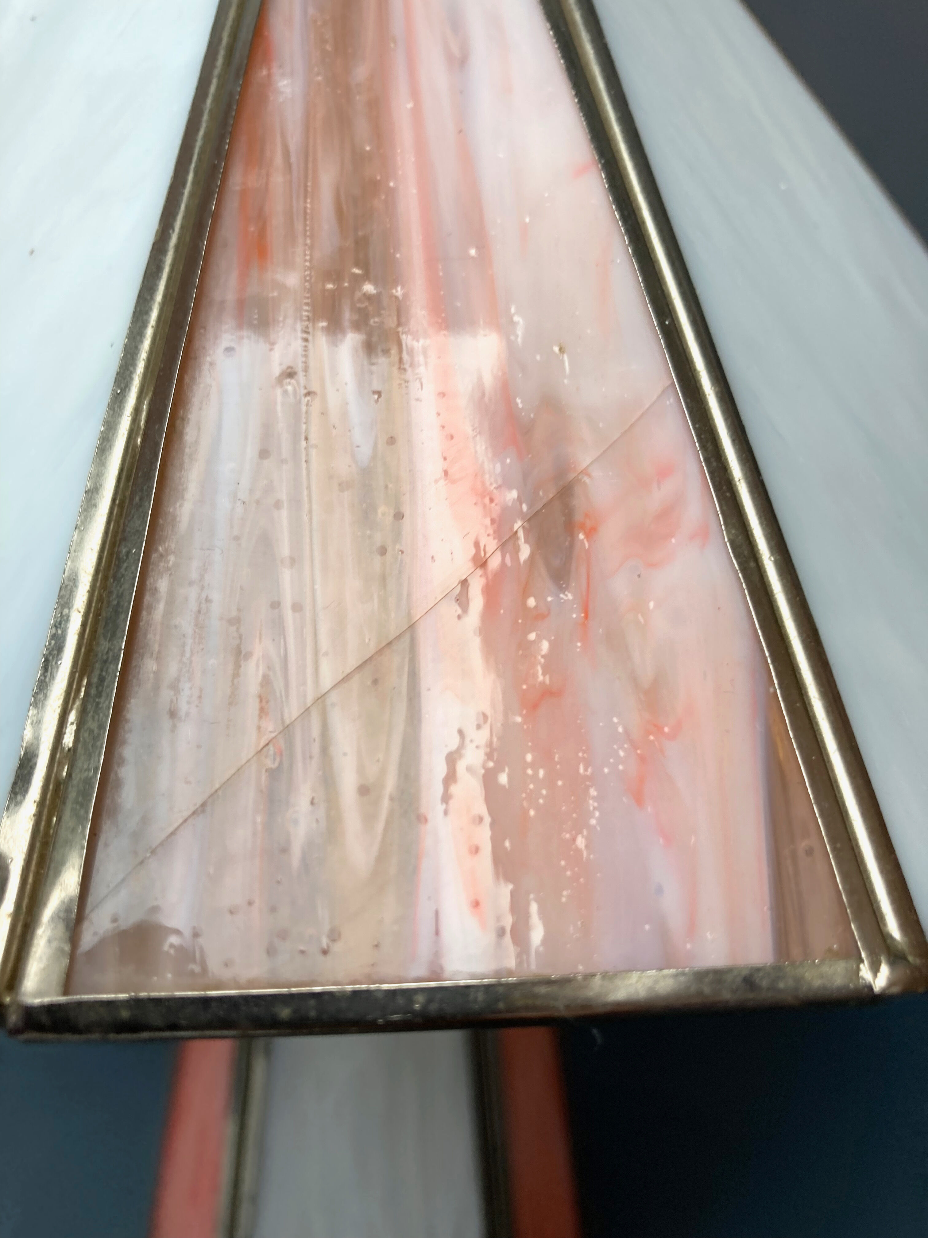 Table lamp in opalescent and partitioned glass paste