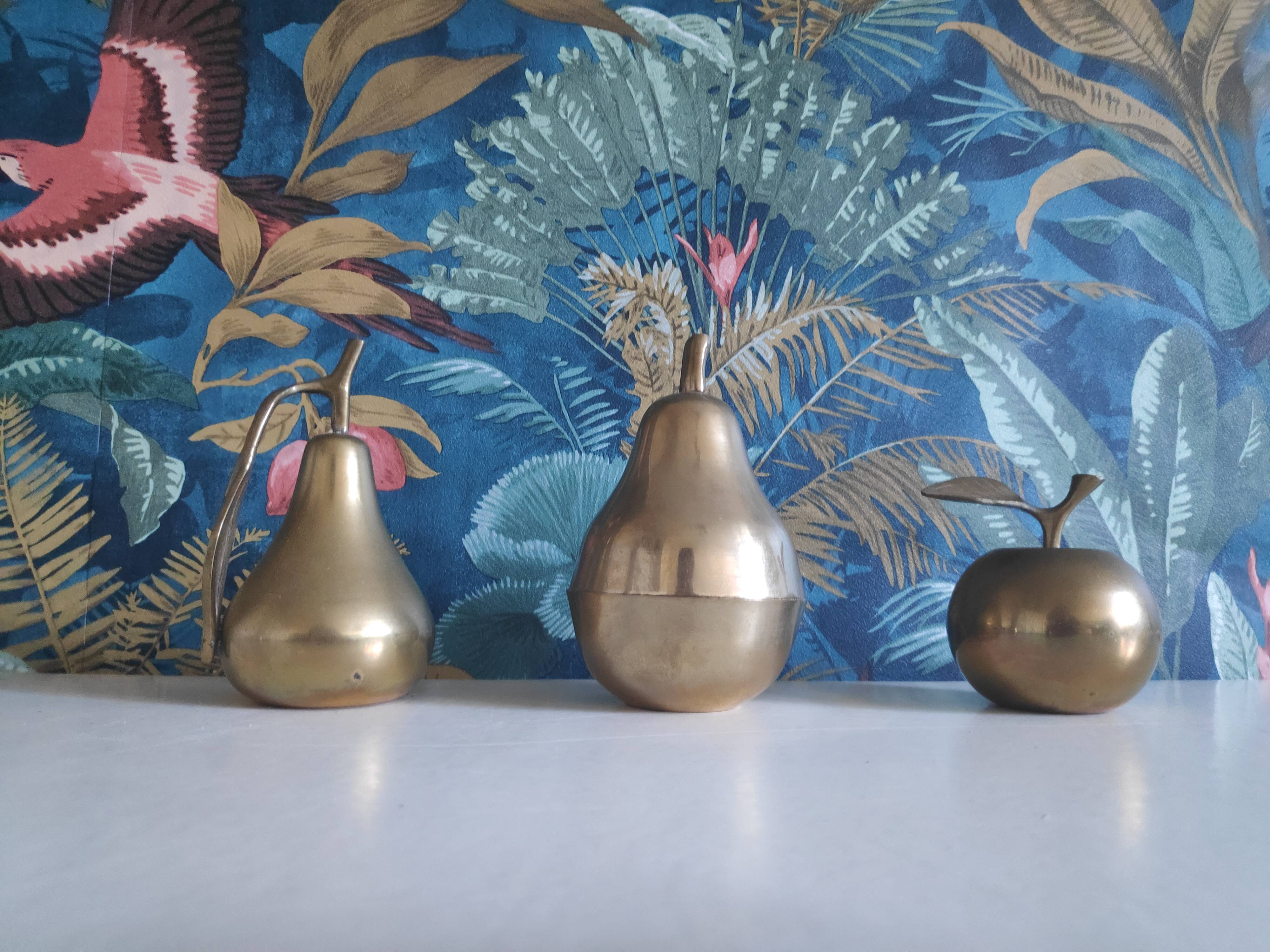 2 pears and 1 brass apple