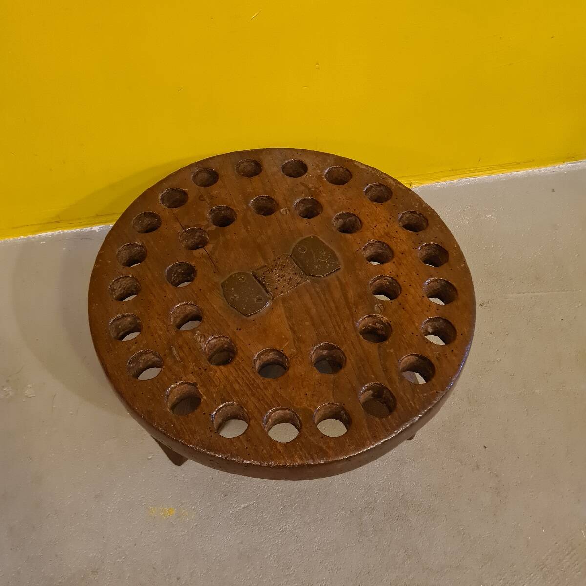 Disque de pilon de baratte transformé en tabouret/support à plantes, XIXe siècle