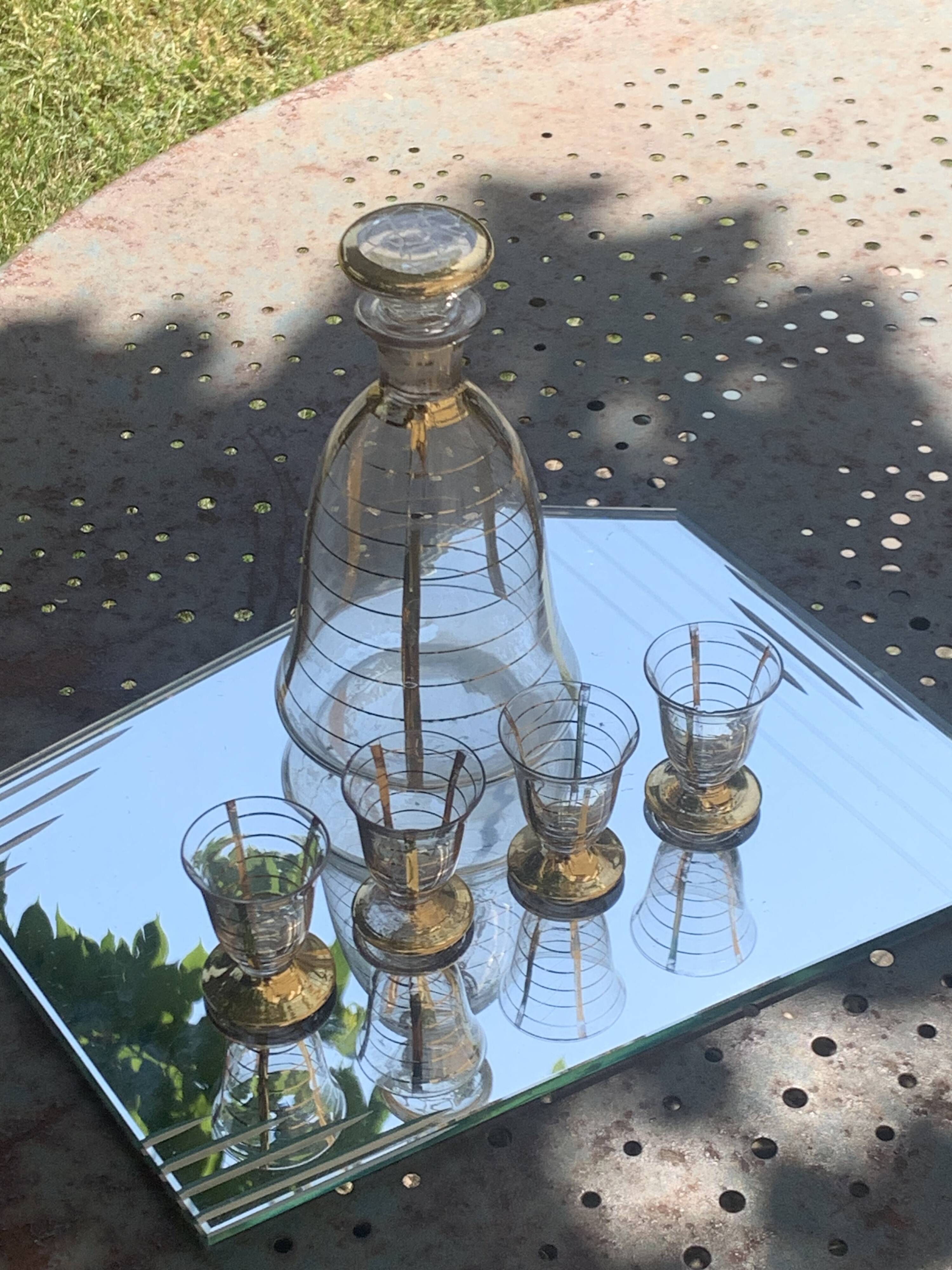 Service a liqueur compose d une carafe et de 4 petits verres à liserés dore