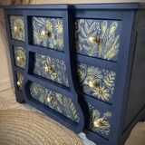 Commode atypique bleue, motifs dorés peints à la main