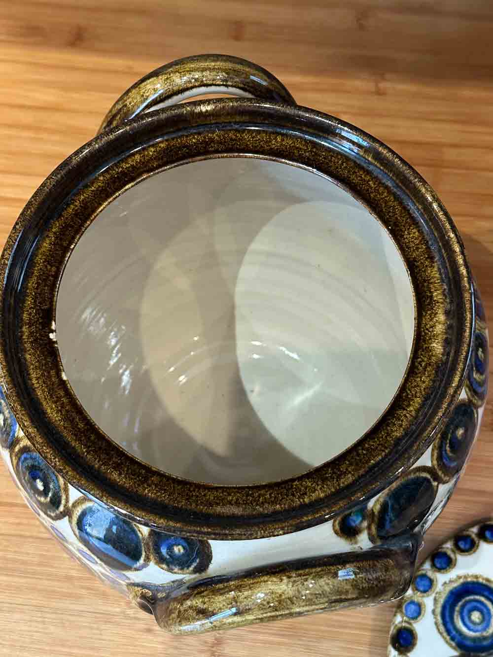 Enameled stoneware pot with lid