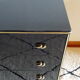 Commode noir laqué, laiton doré