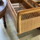 Lit enfant en rotin et osier vintage