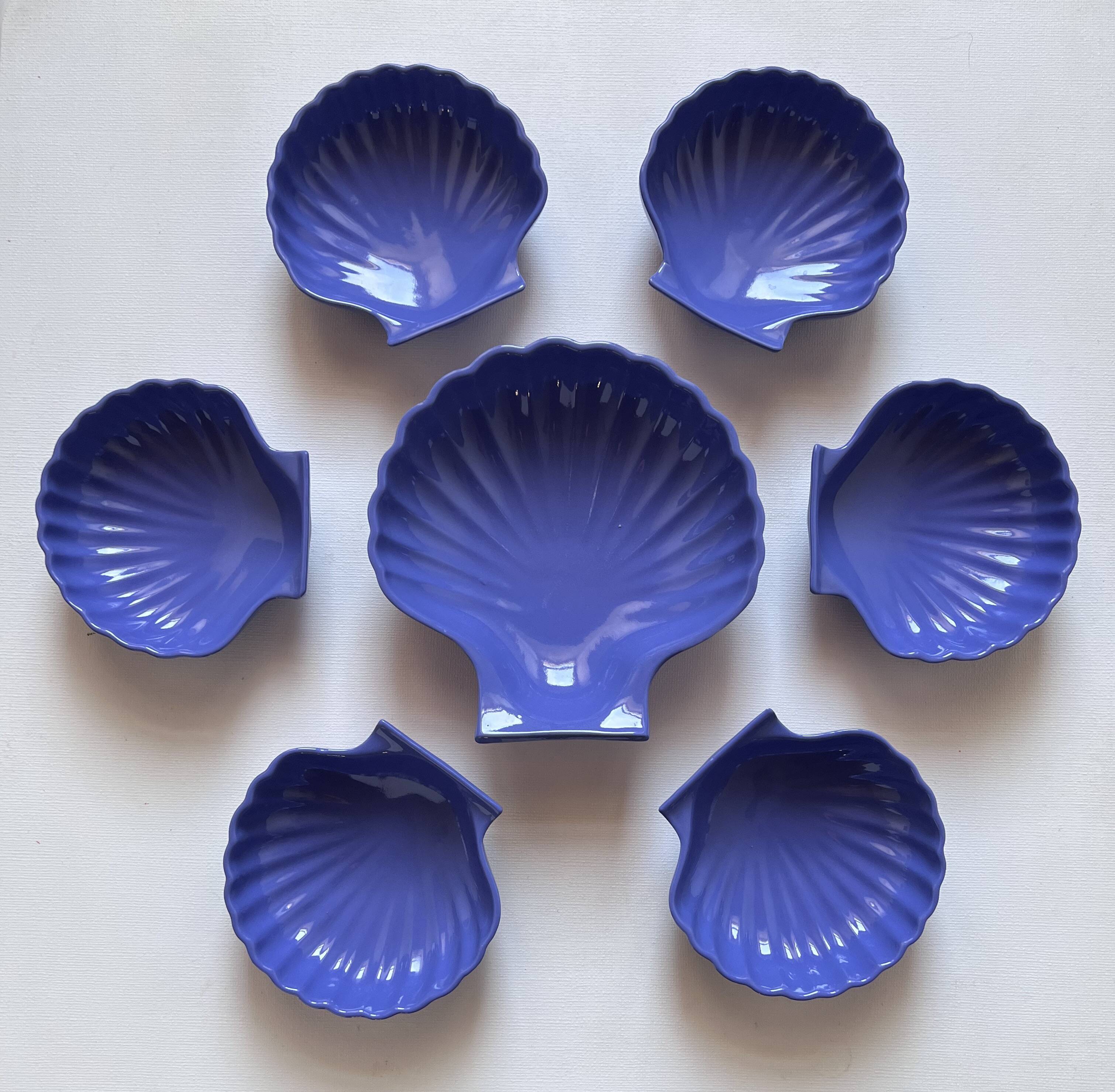 Shell-shaped ceramic service