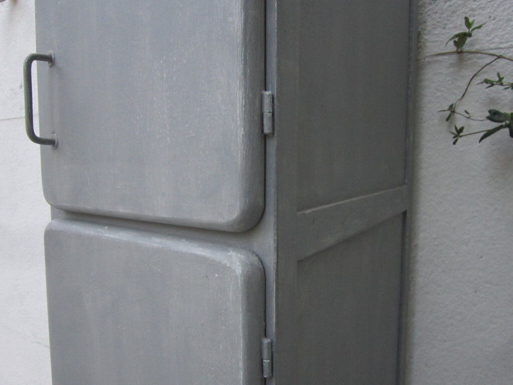 Boarding wooden wardrobe closet