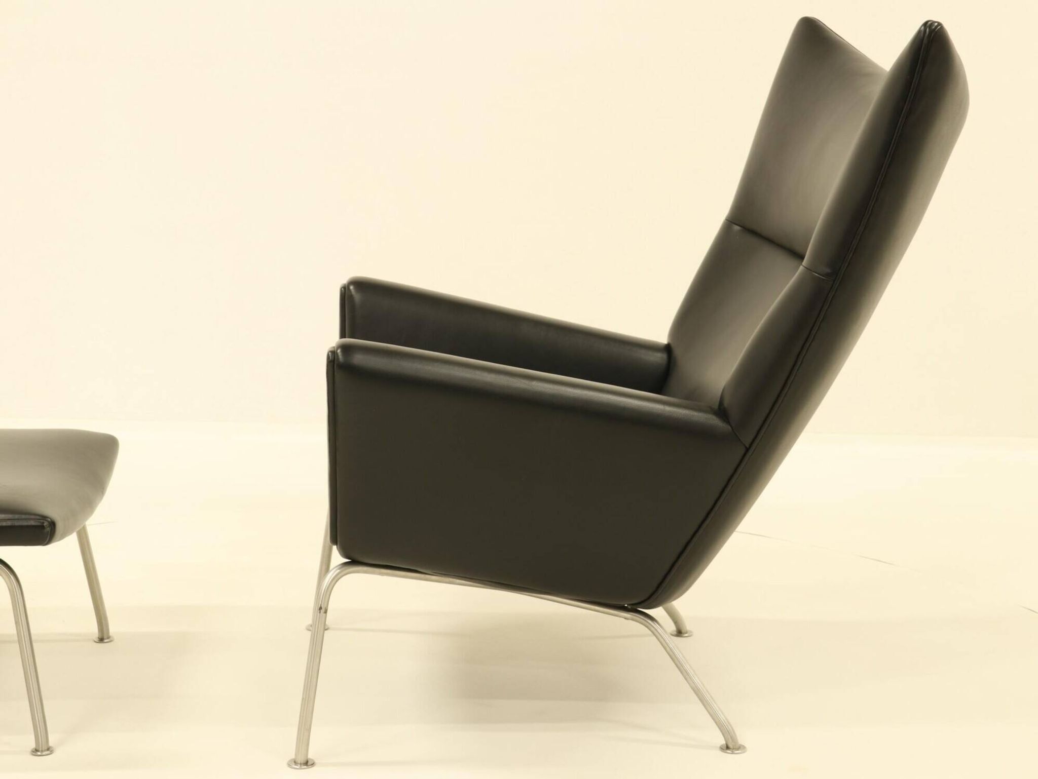 Fauteuil et repose-pieds assorti – CH445 et CH446 – par Hans Wegner