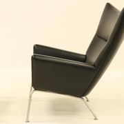 Fauteuil et repose-pieds assorti – CH445 et CH446 – par Hans Wegner