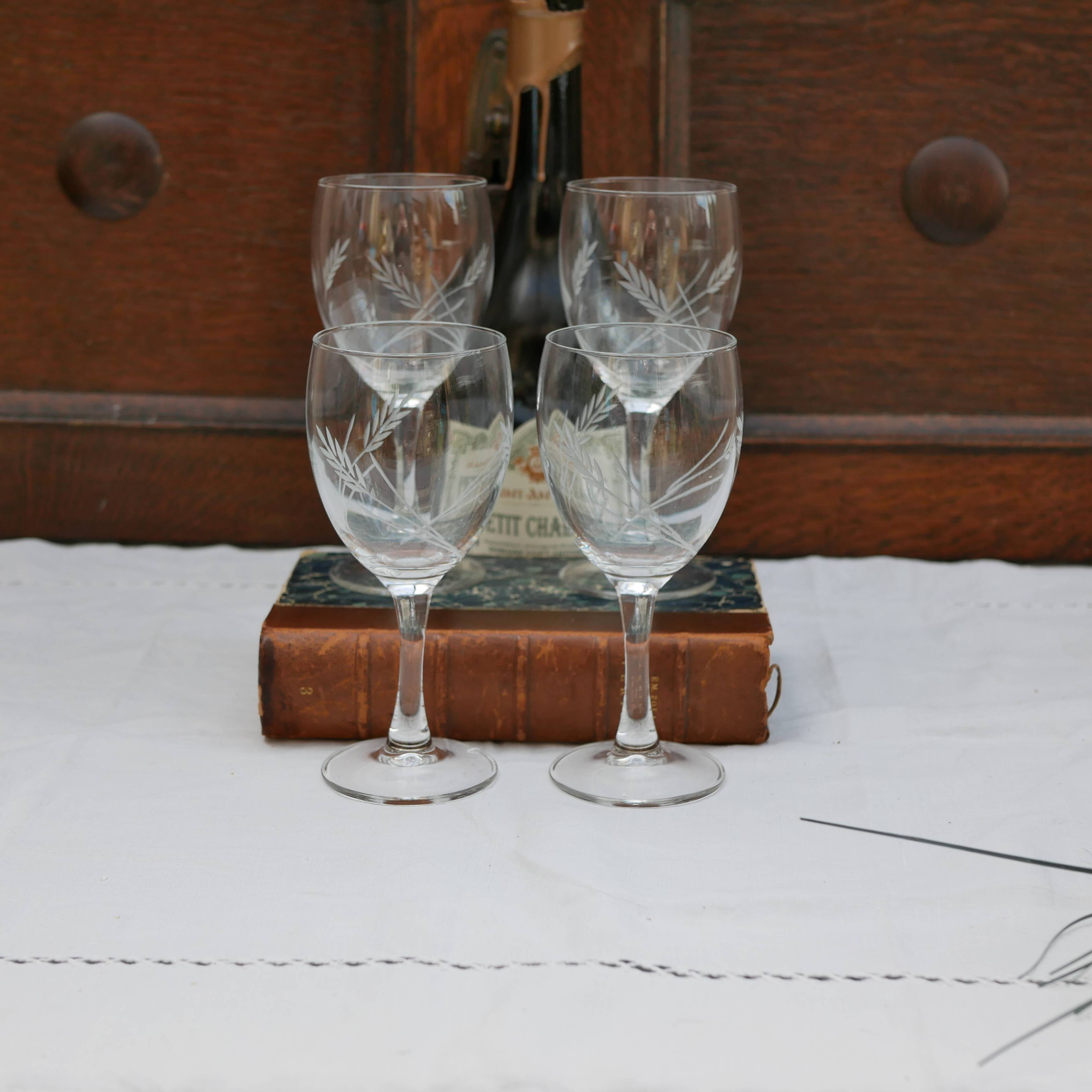 Set of 4 engraved wine glasses - ARC France stemmed glasses