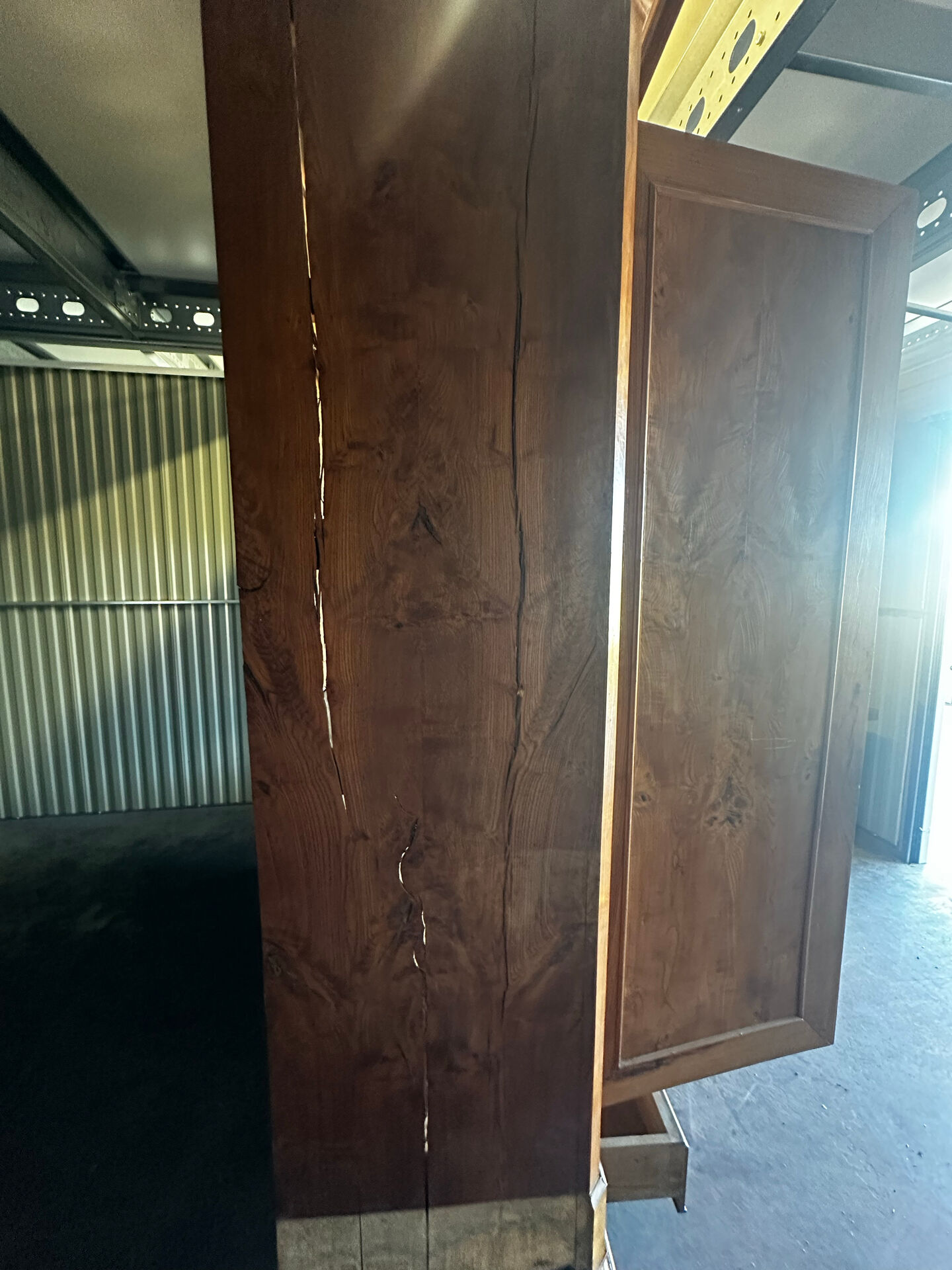 Armoire en orme massif d’époque Restauration, XIXe siècle