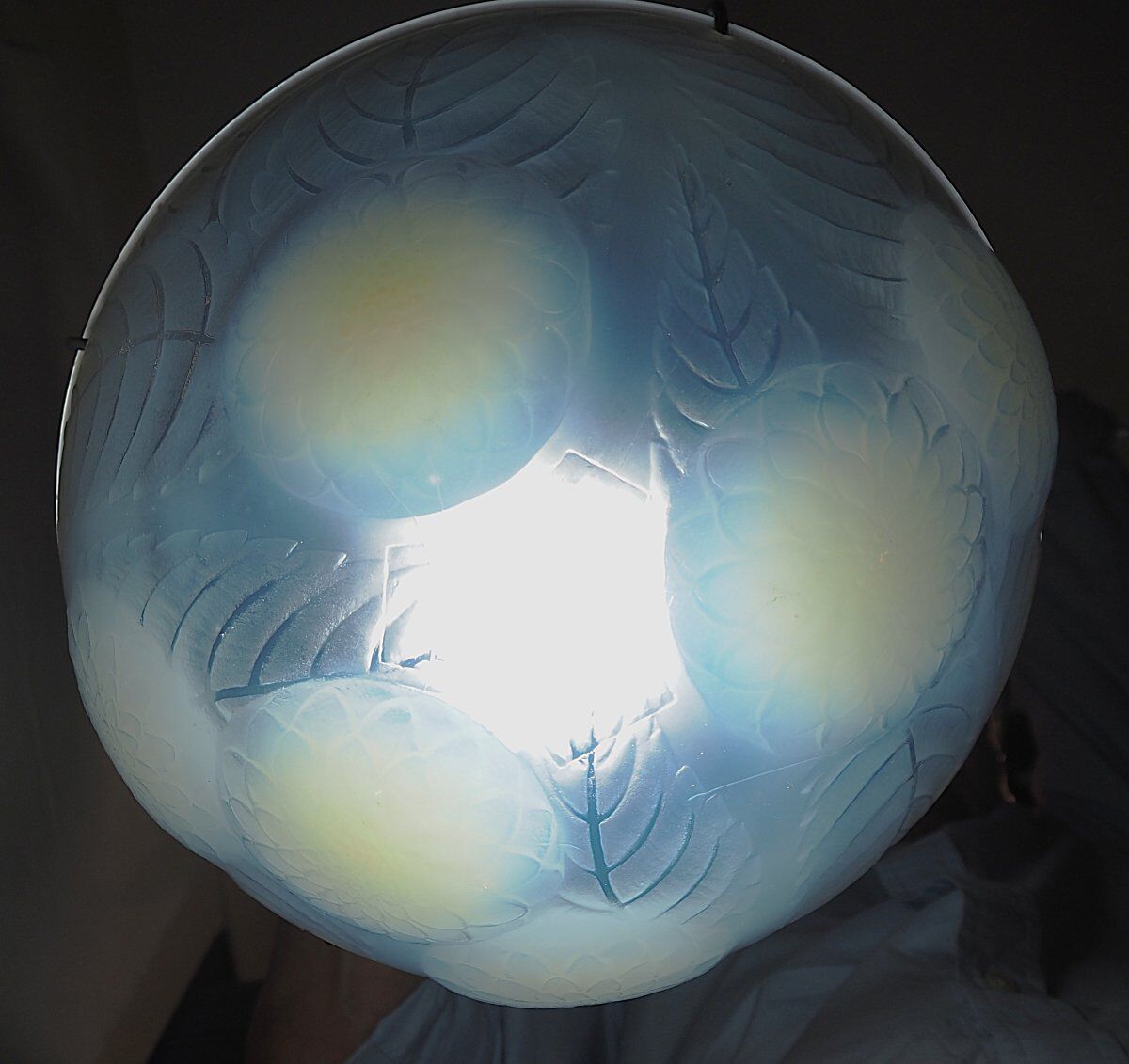 René Lalique, pendant light, opalescent chandelier, "Dahlias", signed, excellent condition.