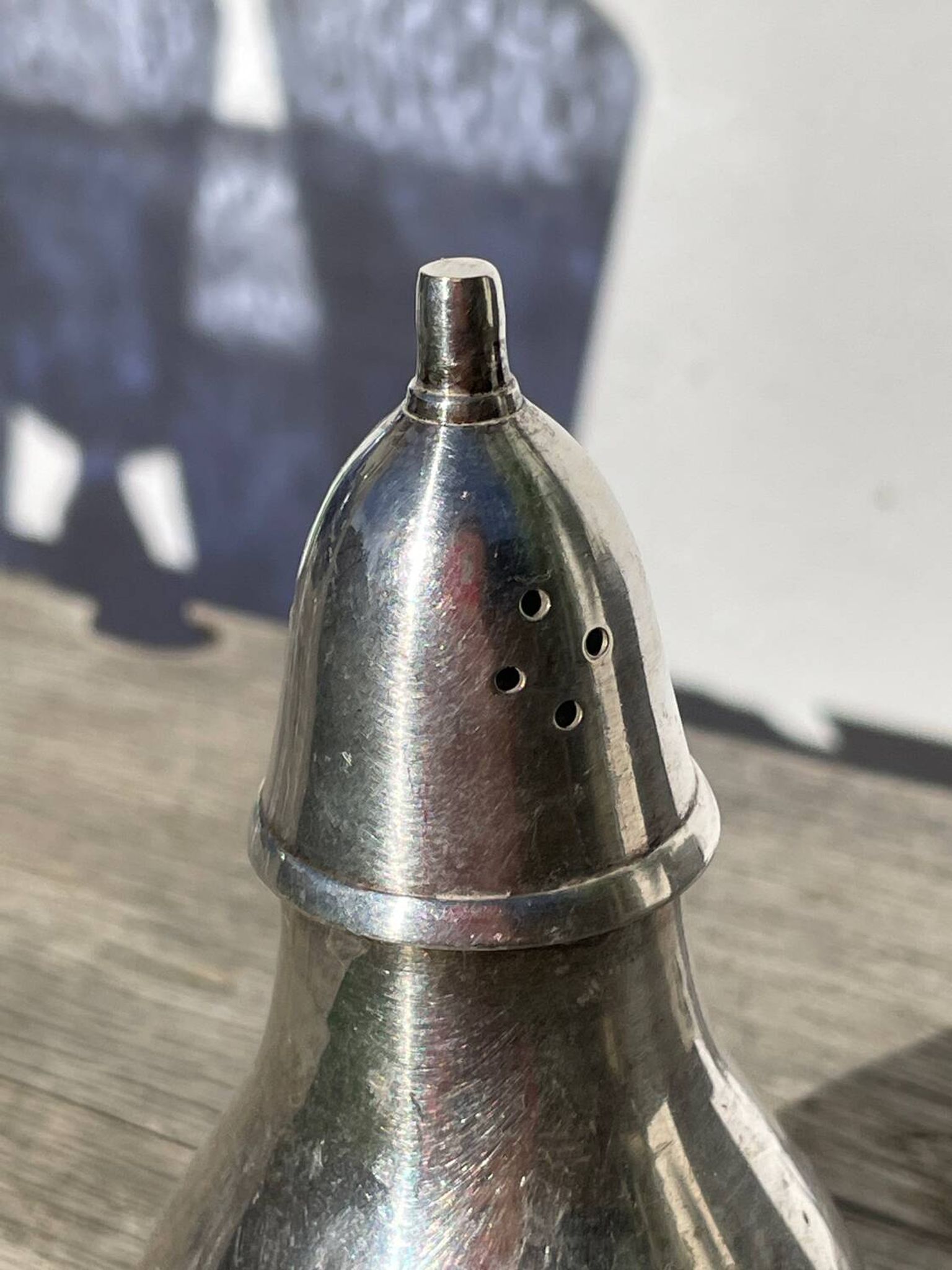 Salière ou poivrier en métal argenté