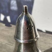 Salière ou poivrier en métal argenté