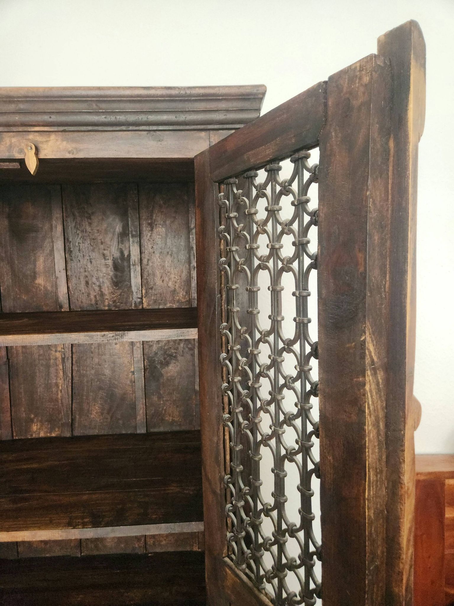 Massiv antik kolonial Schrank geschnitzt Holz Türen Gusseisen Gitter, Bali