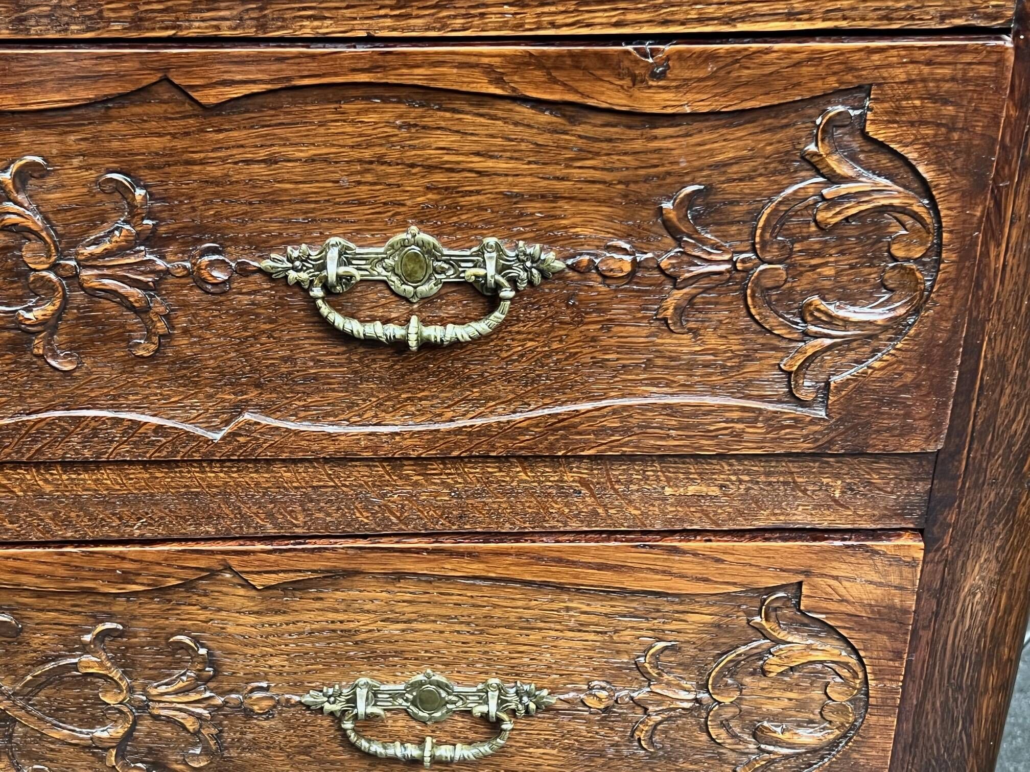Antique Louis XV style chest of drawers from the 1800s.