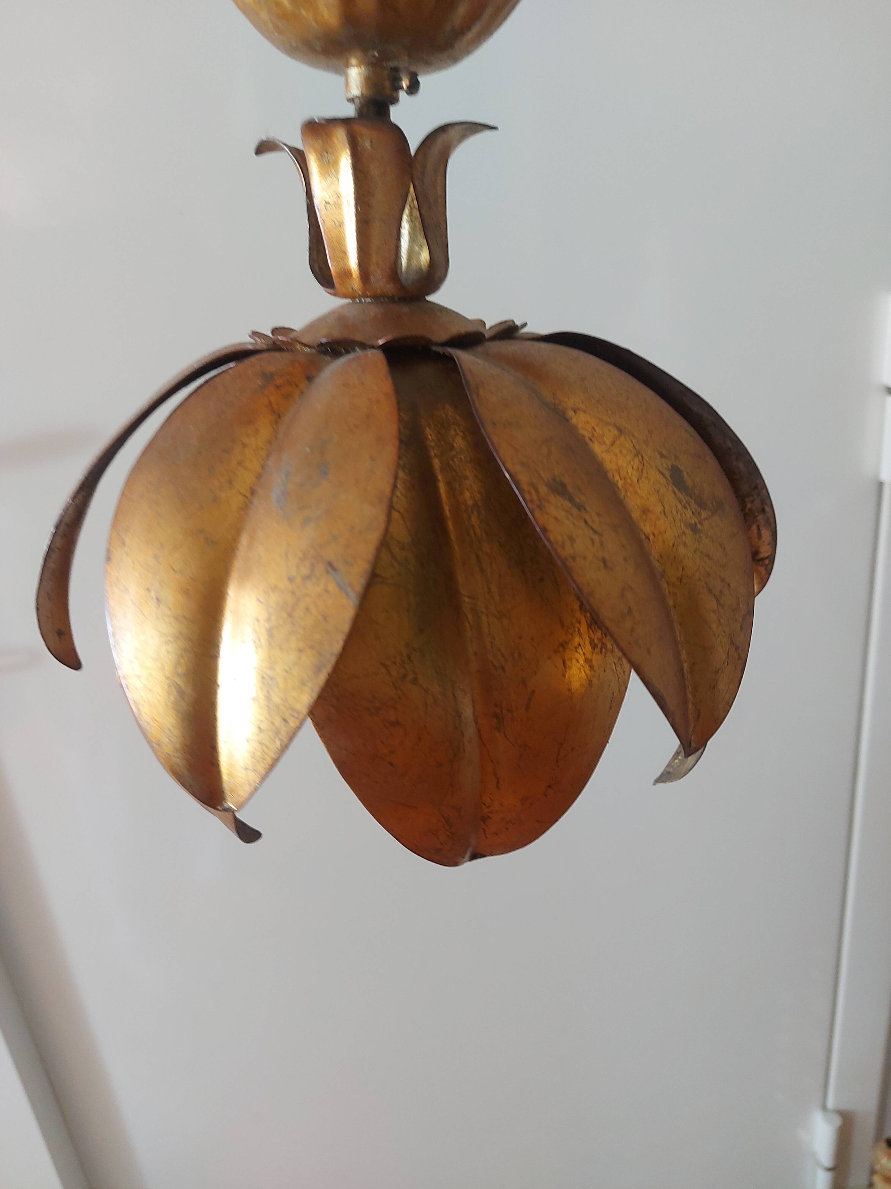 Flower ceiling light in gilded metal