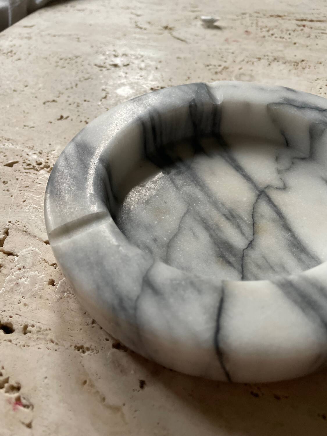 Large round ashtray in white and grey marble