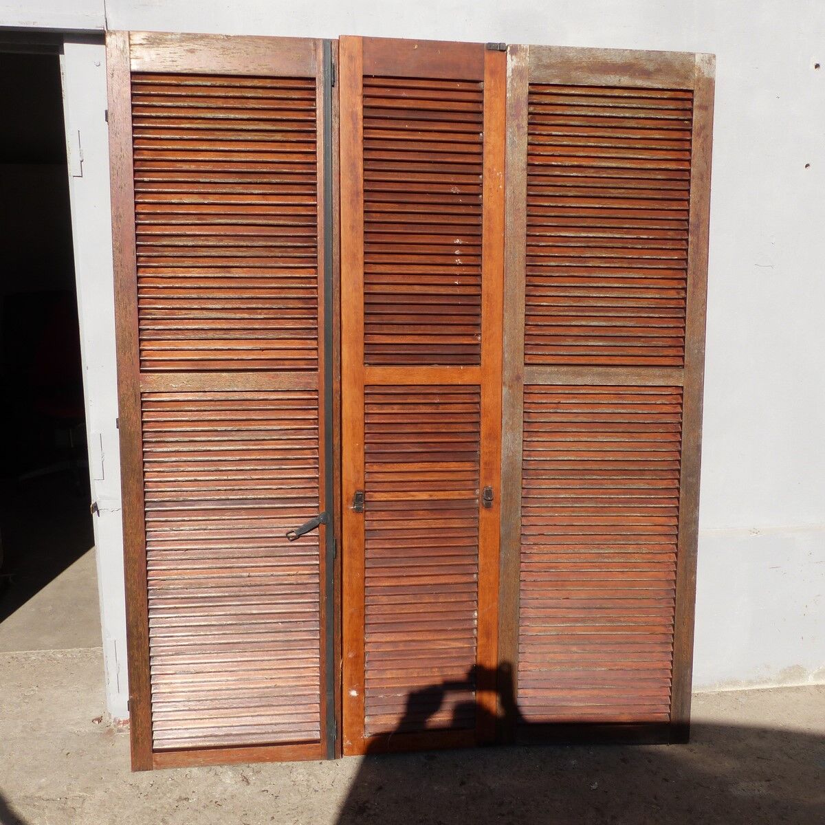 Set of 3 louvered shutters