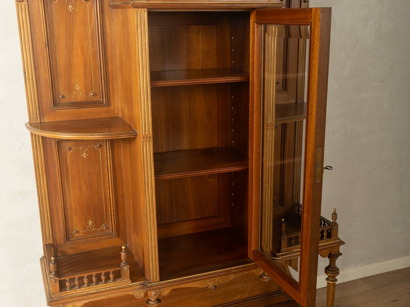 Cabinet haut antique de style Gründerzeit, vers 1900