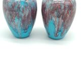 Paire de petits vases bleu turquoise en grès flammé  lie de vin