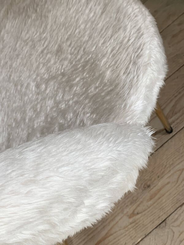 Chaise cocktail vintage moumoute blanche