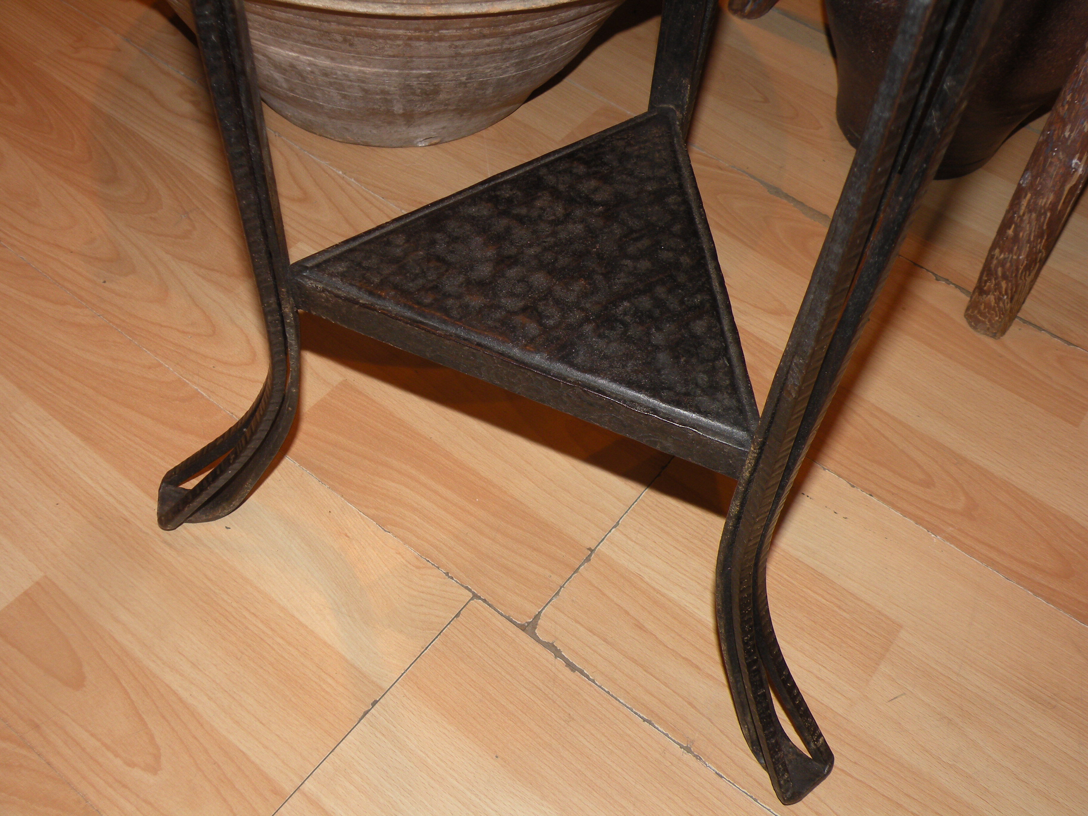 Sellette art déco époque 1920 1930 en fer martelé