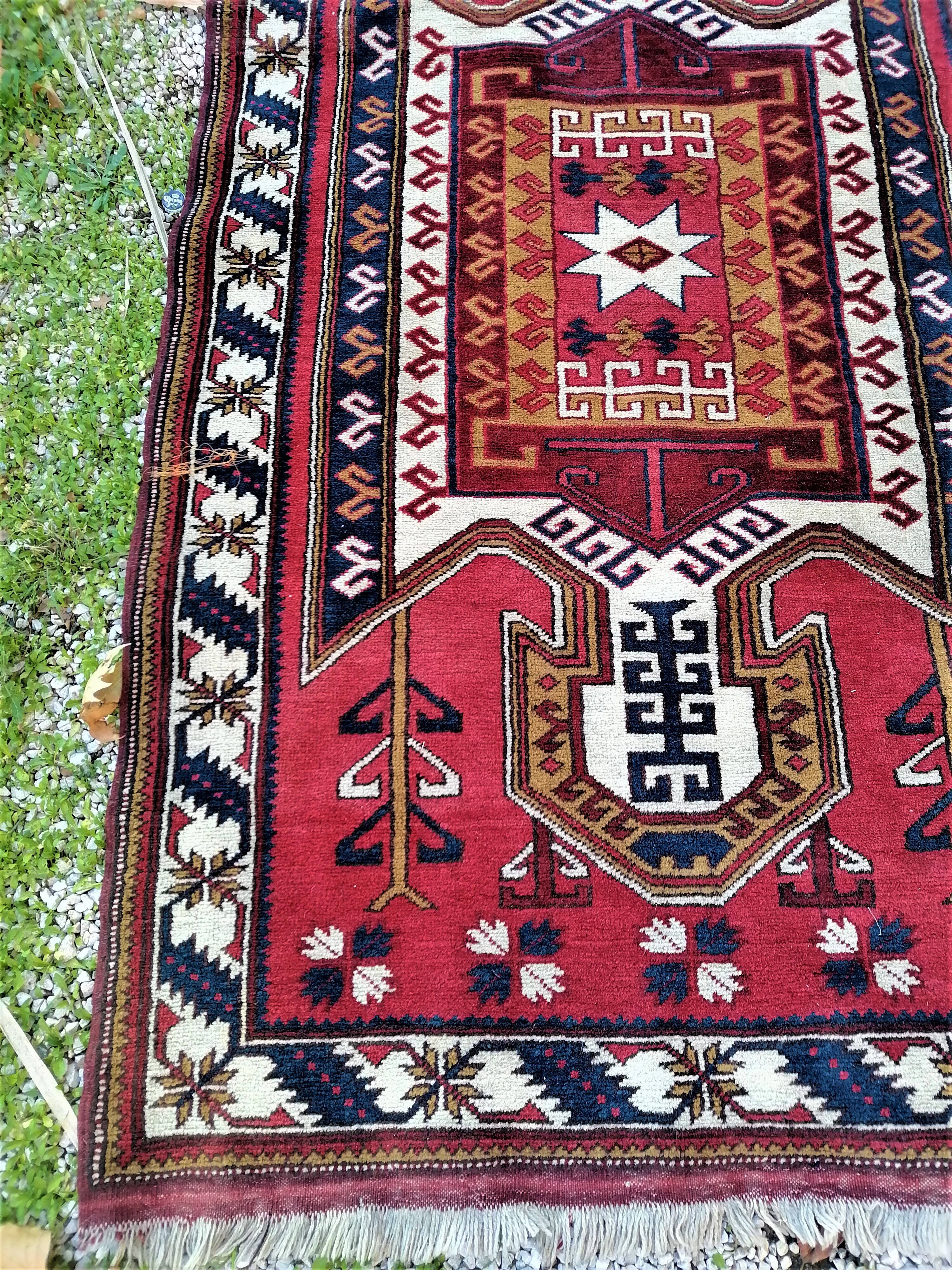 Old oriental carpet. wool made hands. ( 190 x 112 )