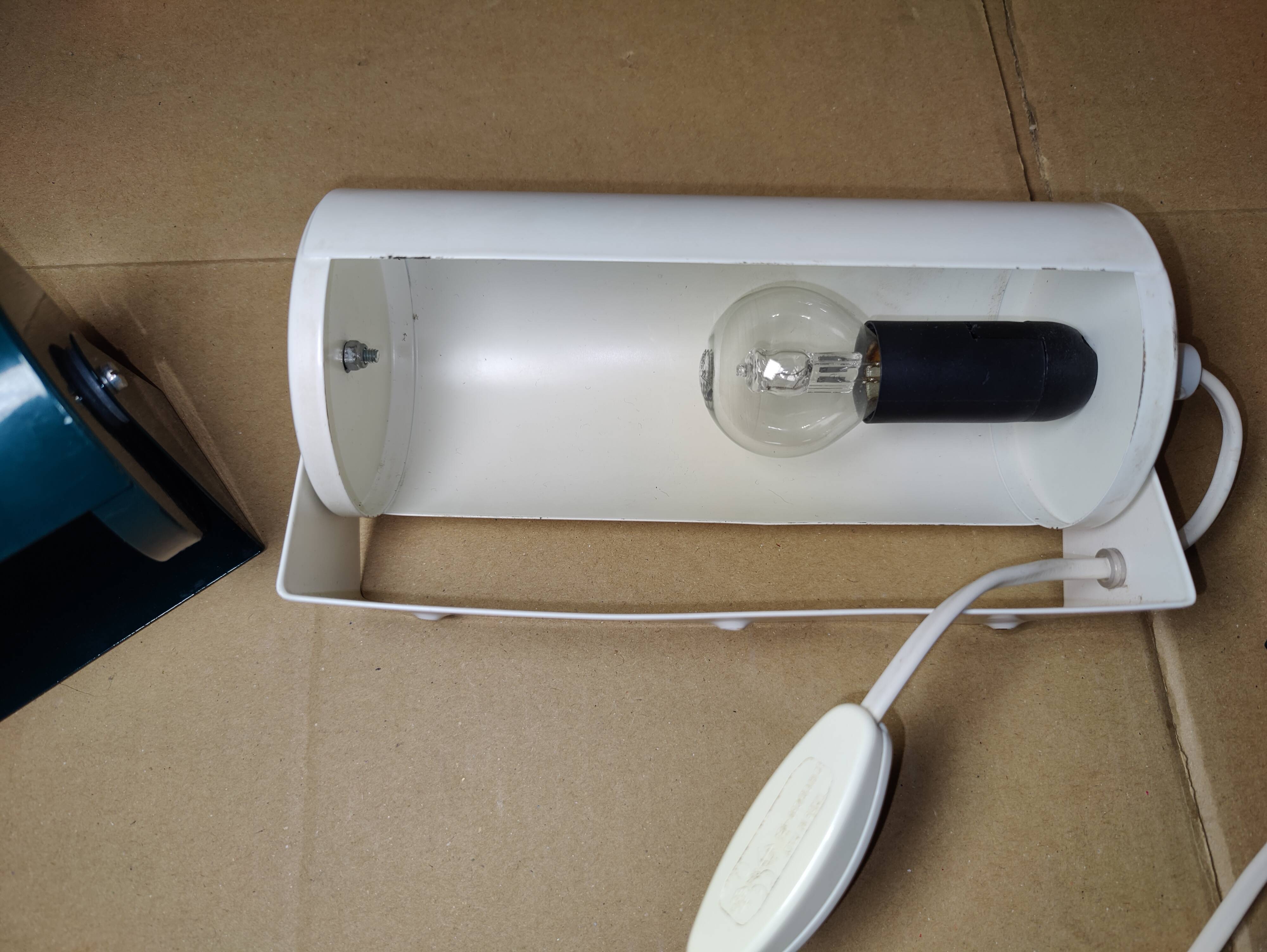 White Lod type v413 roller wall lamp from Ikea.