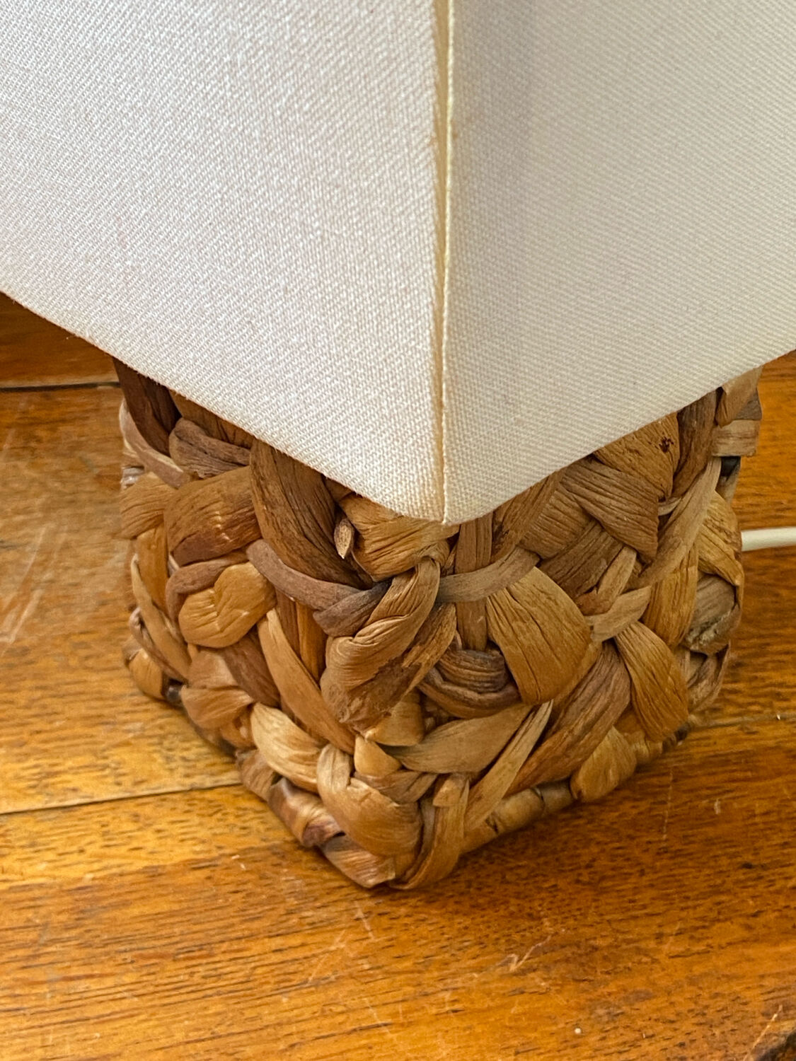 Lamp, natural weaving in water hyacinth fibre.