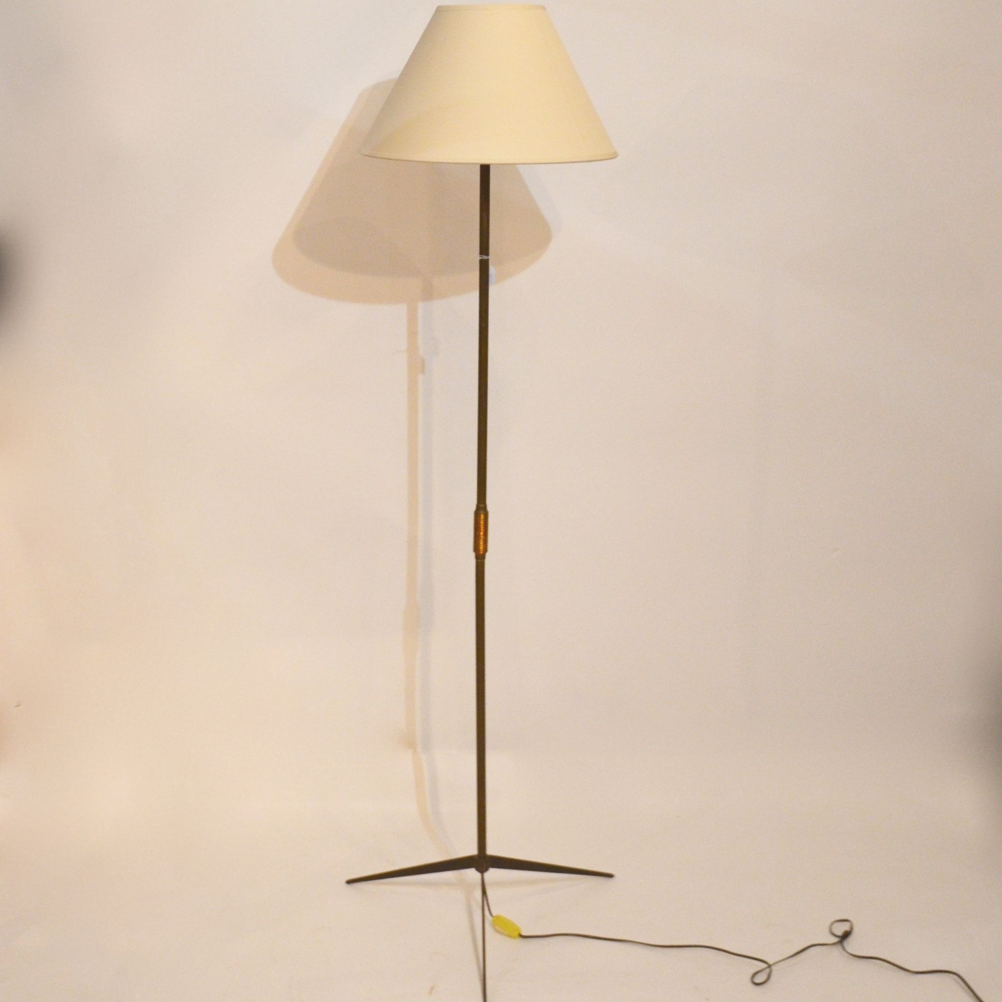 Lampadaire années 60 tripode doré