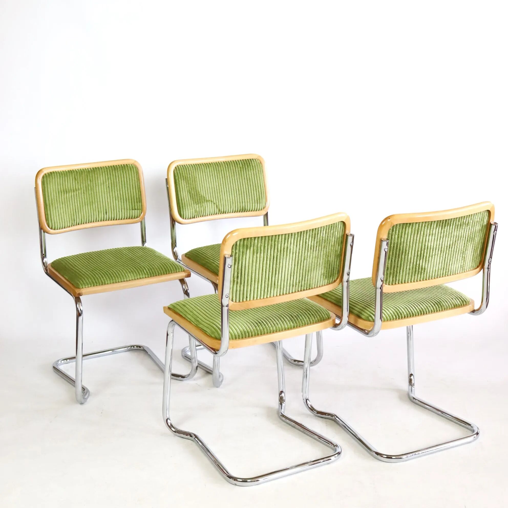 Série de quatre chaises B32