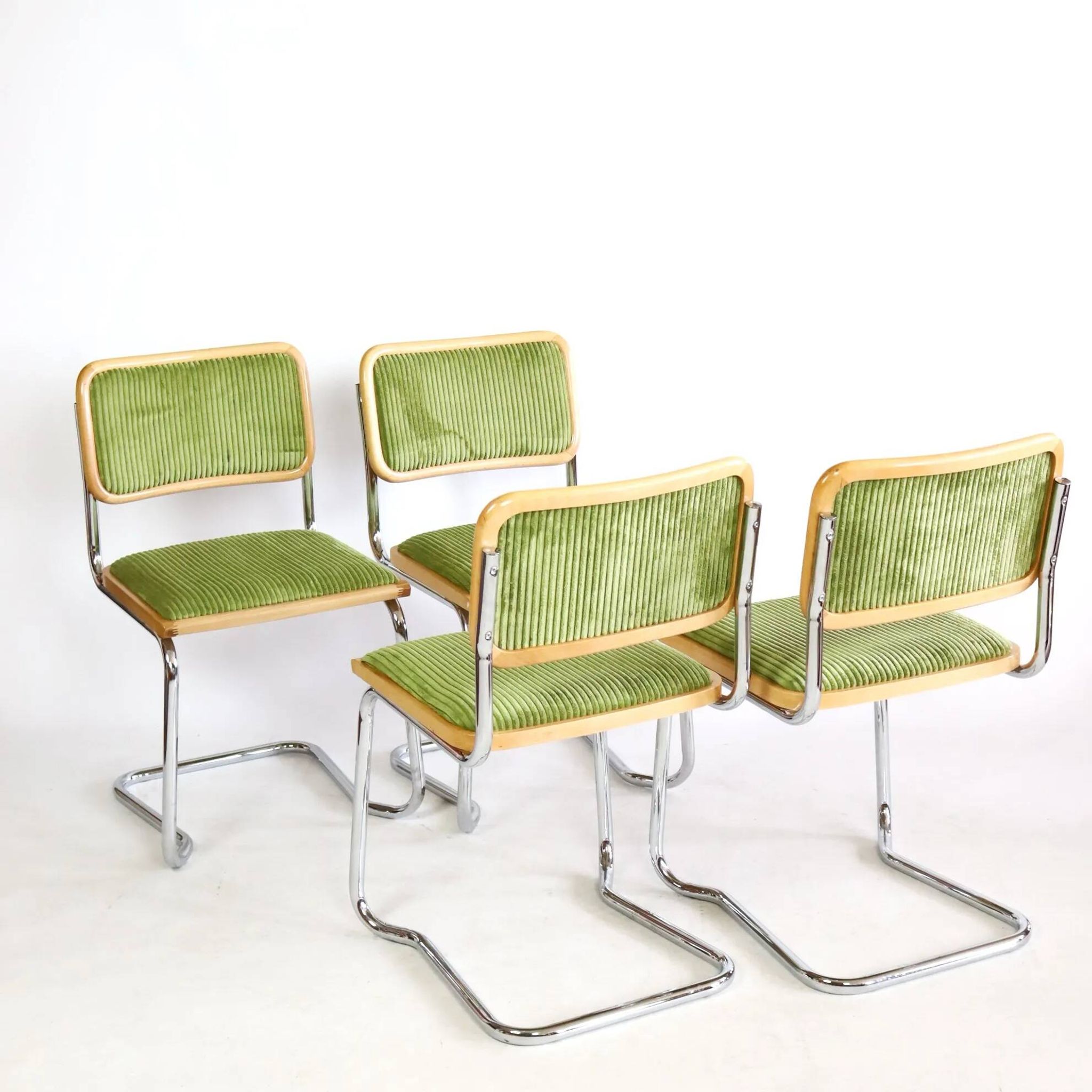 Série de quatre chaises B32