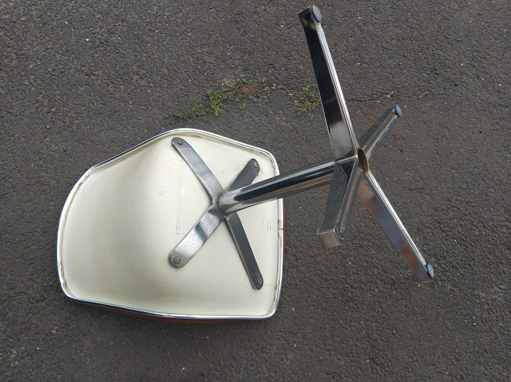 Set of 2 monohull and rotating chairs by Schweitzer for Lafargue S.A dated january 19