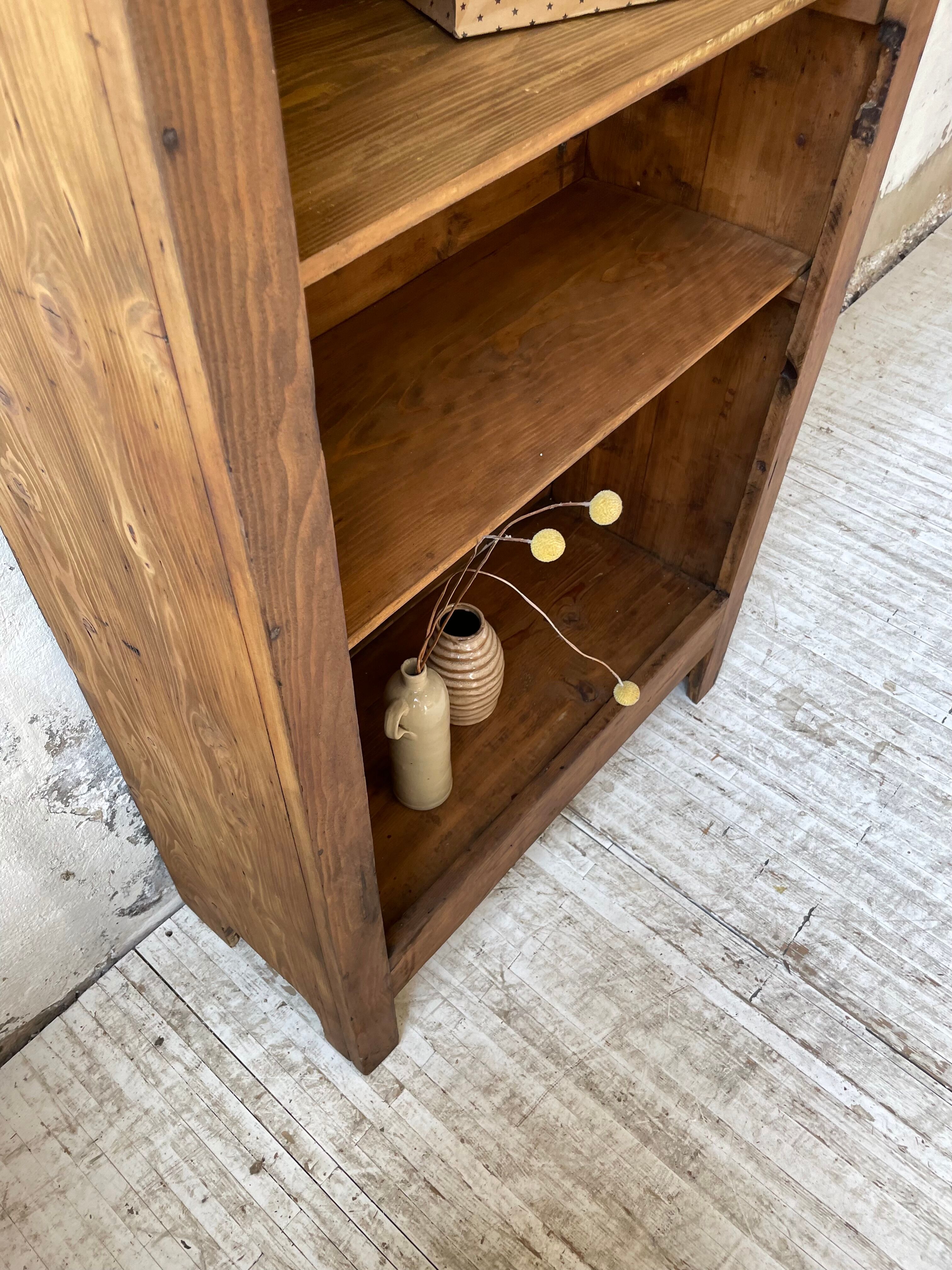 Library bonnetière pine