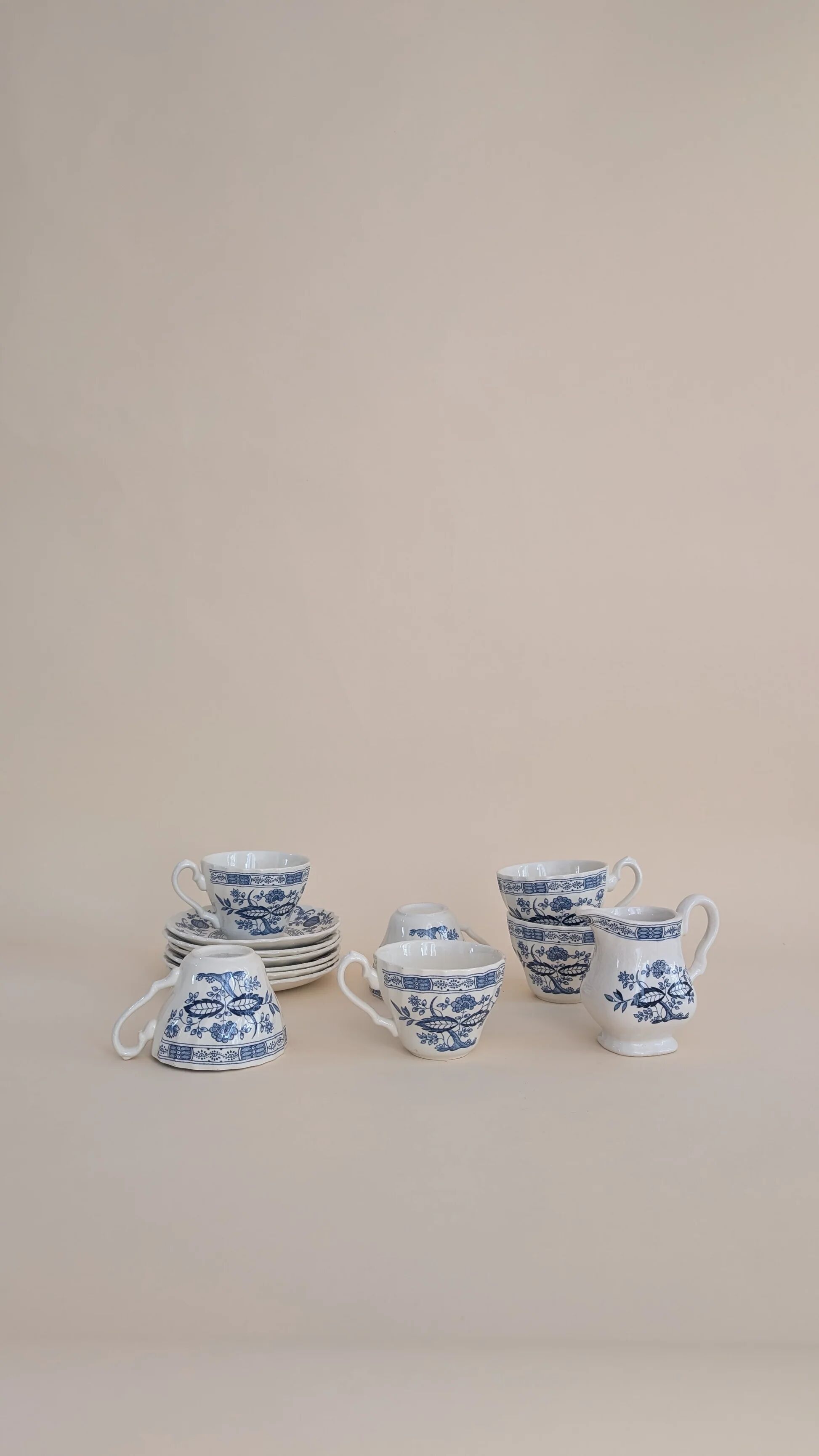 Ensemble de 6 tasses à café et son pot à lait