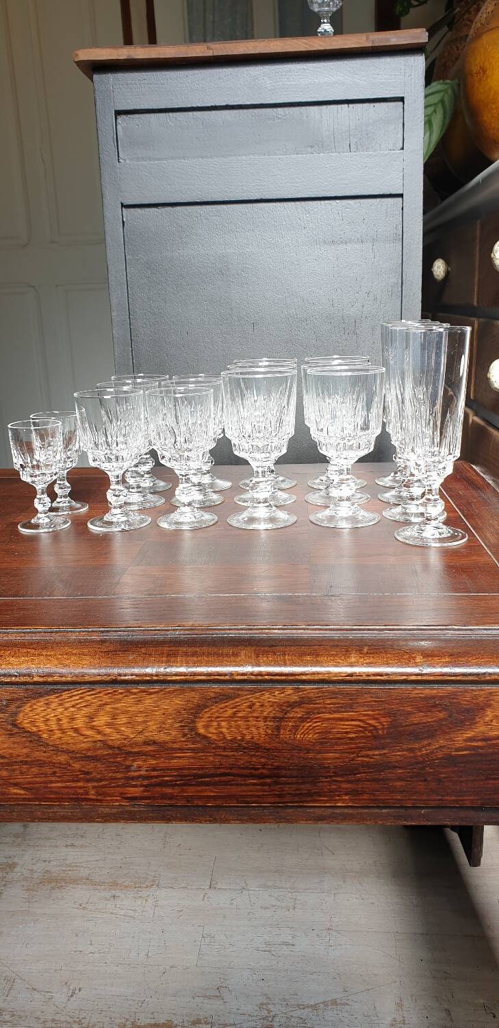 18 stemmed glasses
