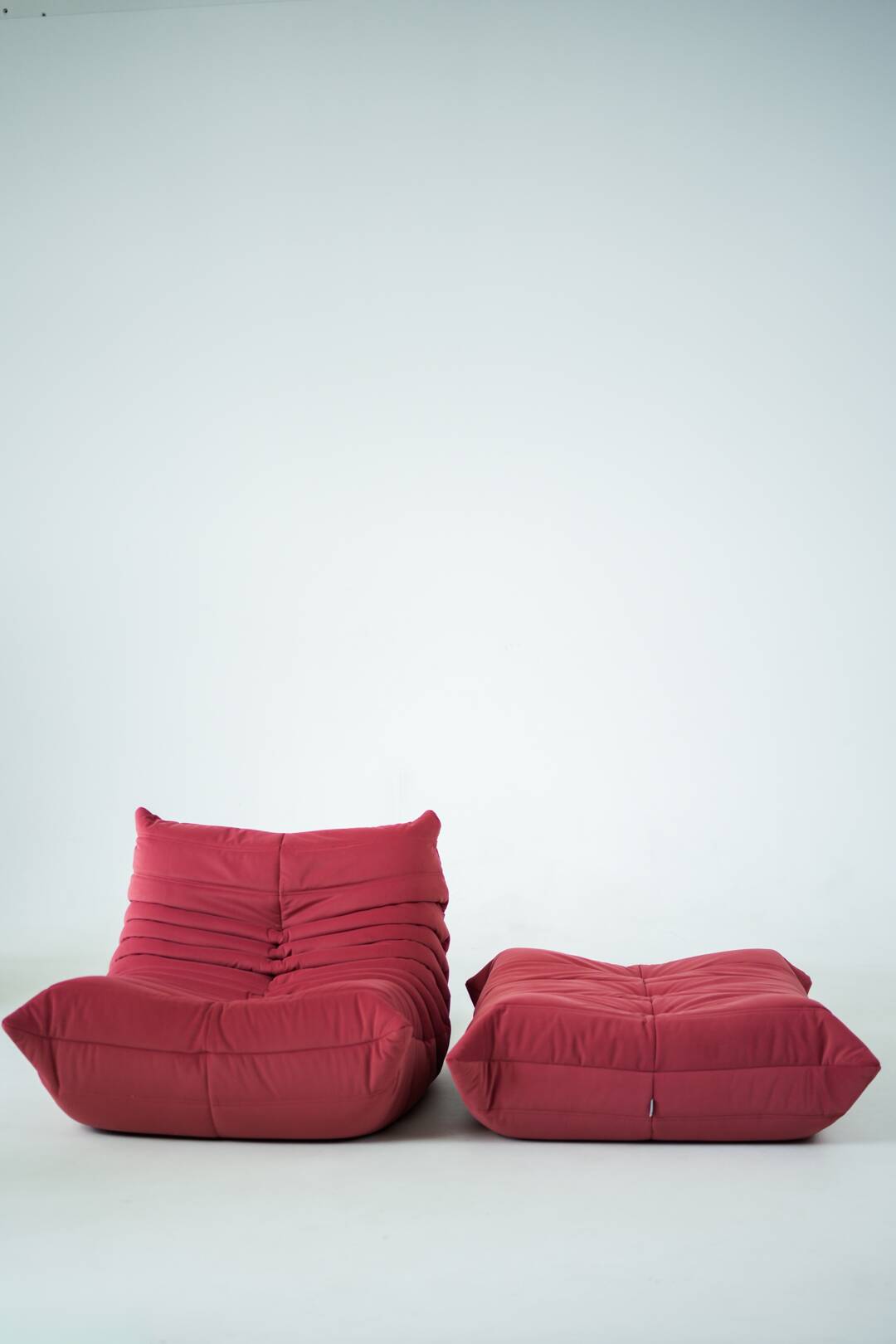Togo set of chair and pouf in raspberry velvet