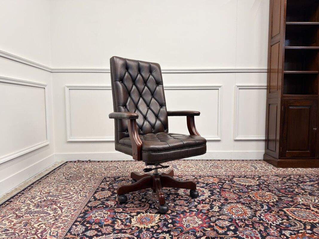 Chaise de bureau Chesterfield anglaise en cuir bordeaux