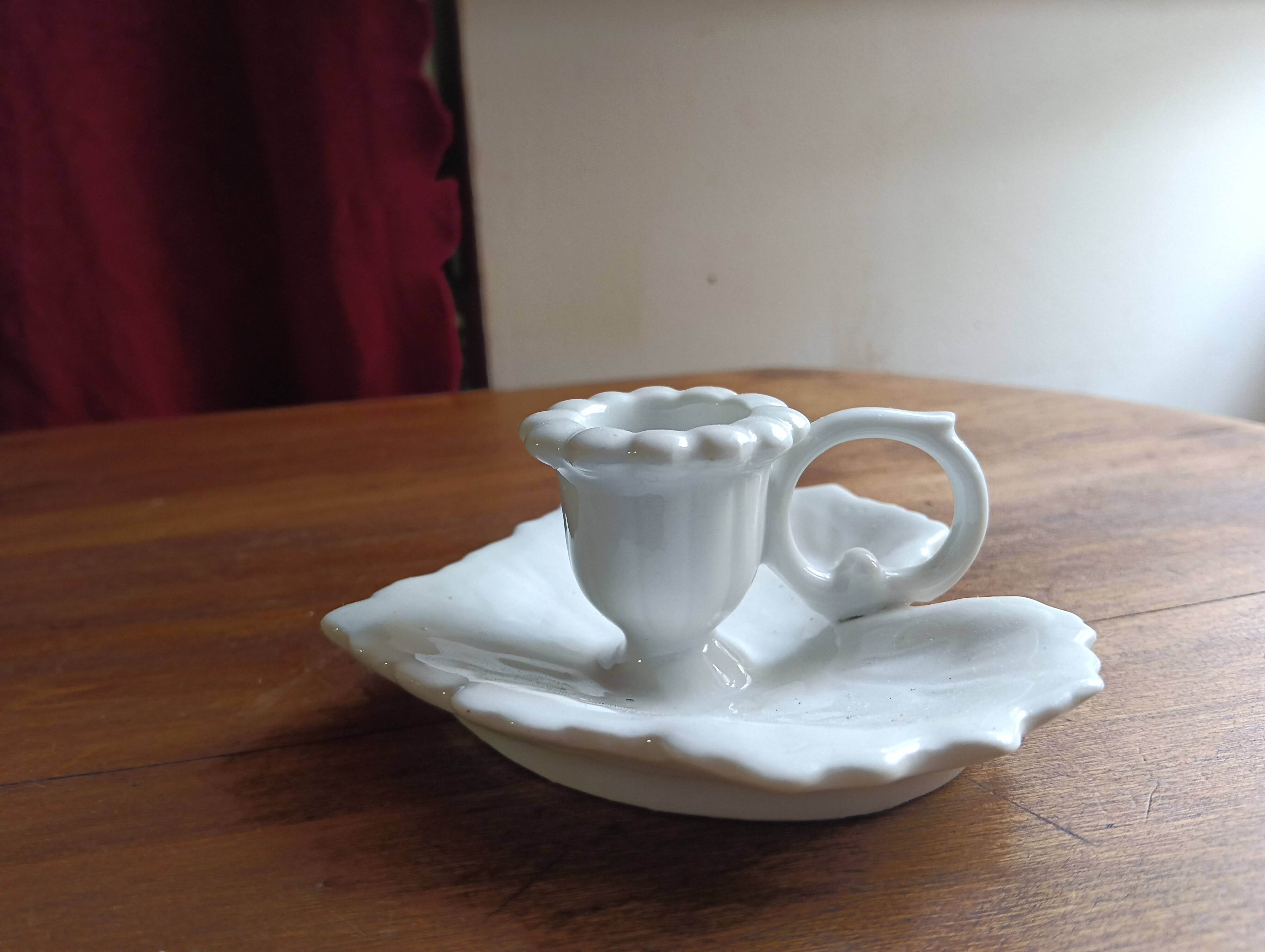 Night or hand-held porcelain candle holder in the shape of a leaf.