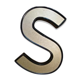 Teaches letter S vintage gold outlined in black format 15 x 21 cm
