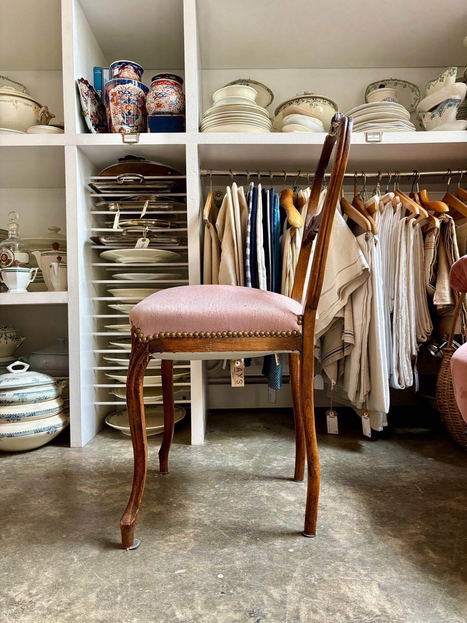 Chaise en bois ciselé et tissu rose poudré