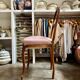 Chaise en bois ciselé et tissu rose poudré