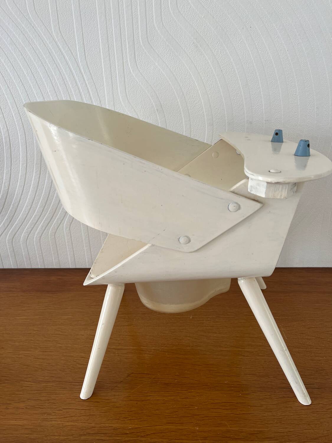 Baumann baby shell chair, 60s