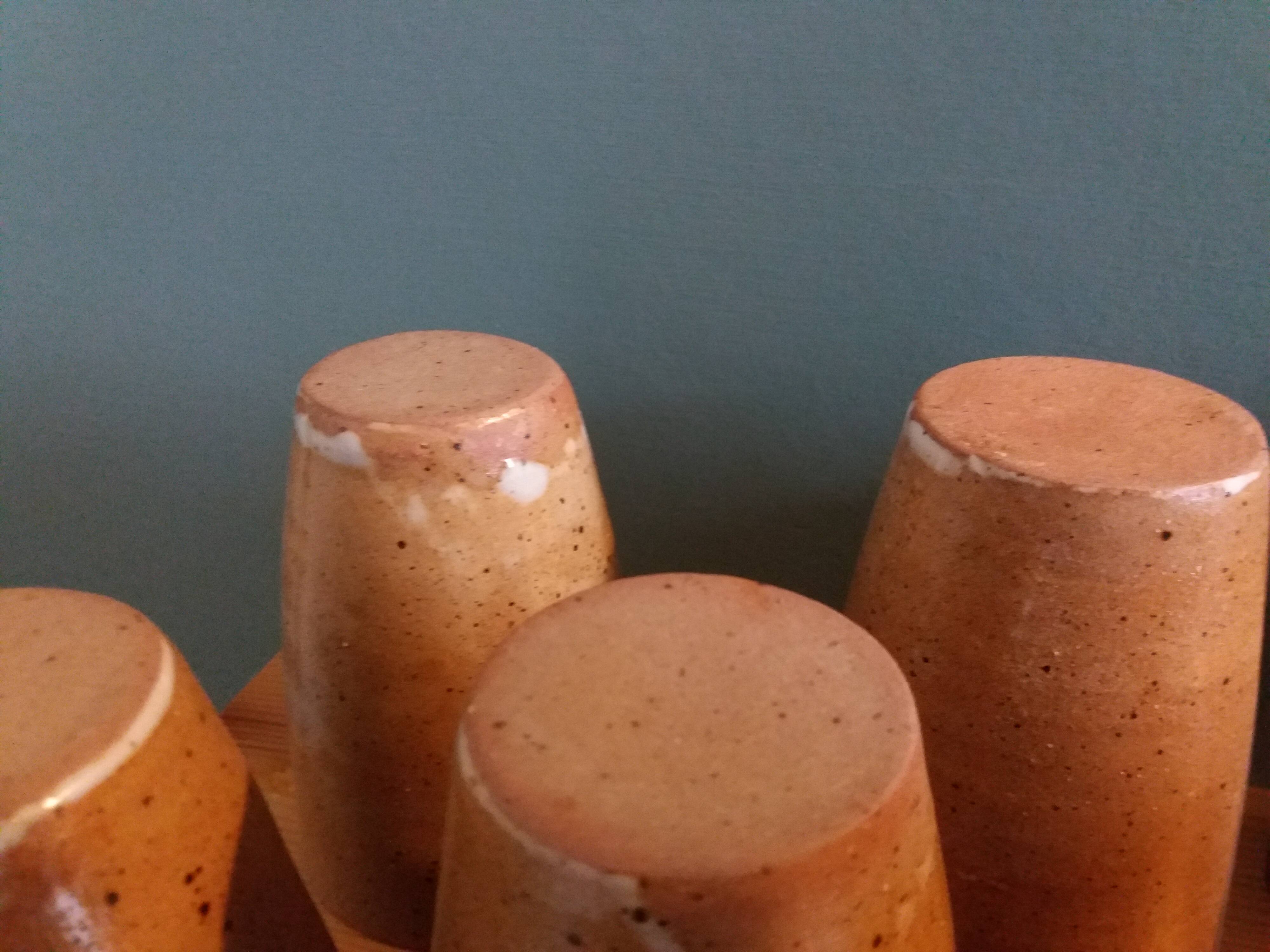 Ensemble de 8 tasses ou verres en grès tourné artisanal