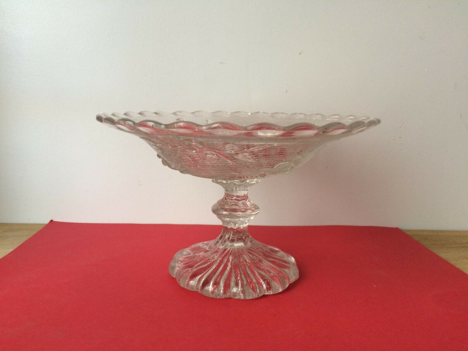 Cut on foot in molded glass